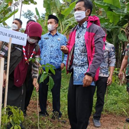 Ibu Emma Menanam Pohon Bersama Pramuka di Desa Nagreg Kendan